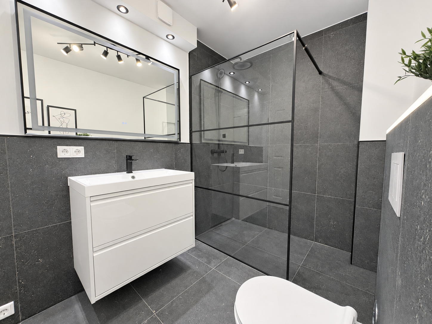 Bad mit Doppelspiegel und Dusche