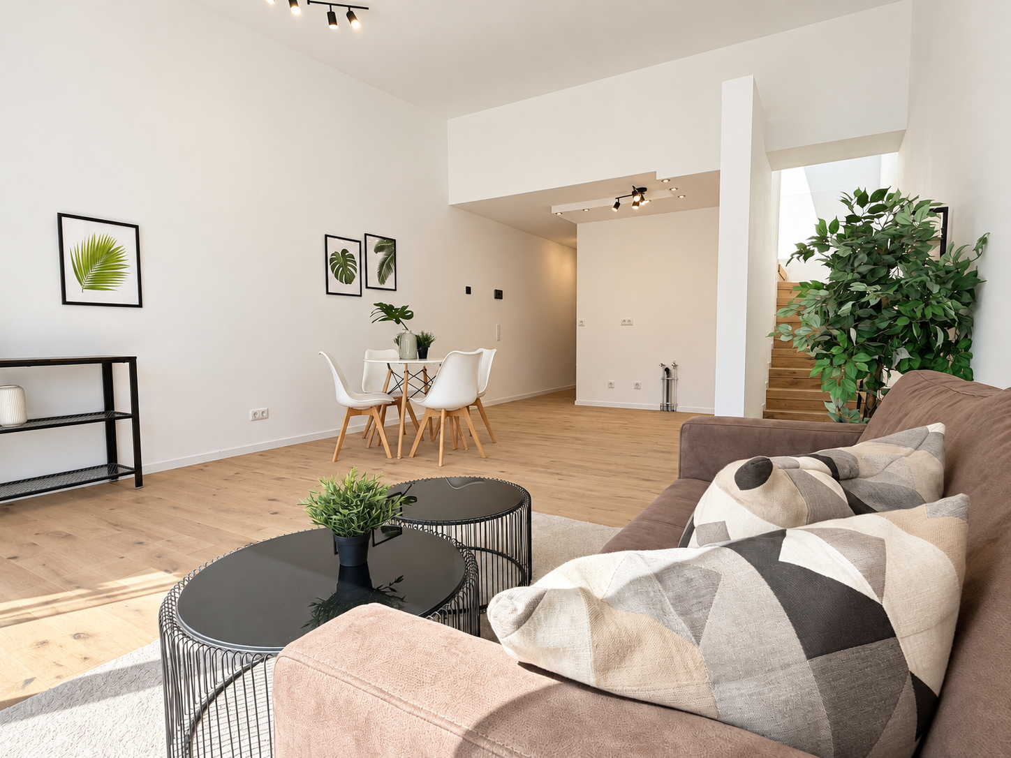 Vorhandener Wohnbereich mit freien Küchenanschlüssen neben der Treppe